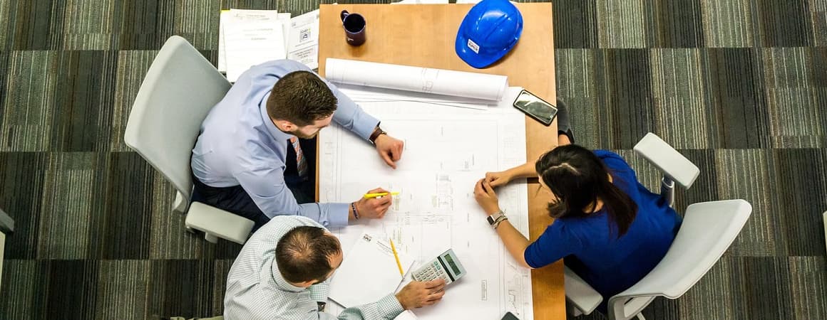 Aufmaßtechniker beraten im Büro